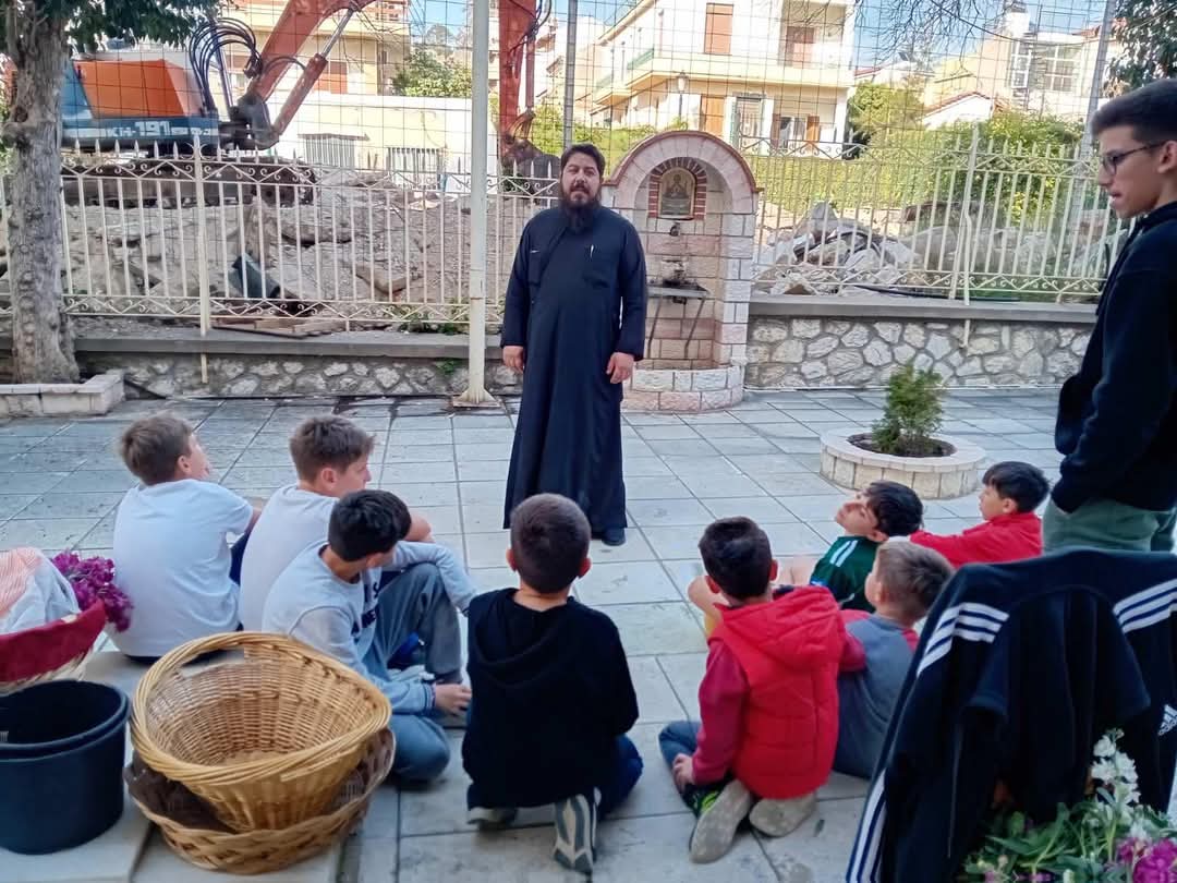 Τα παιδιά του κατηχητικού στους Ι.Ν. Παντοκράτορος και Αγίων Αναργύρων προετοίμασαν τα λουλούδια για Της Σταυροπροσκυνήσεως