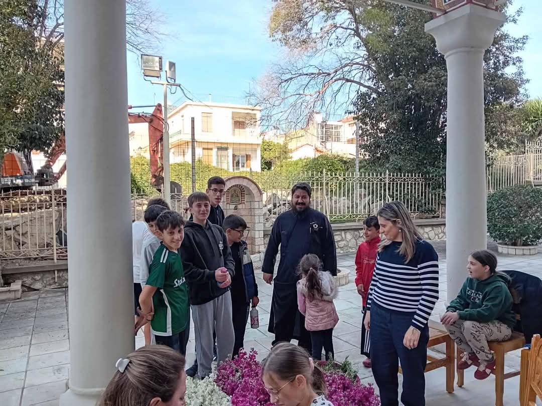 Τα παιδιά του κατηχητικού στους Ι.Ν. Παντοκράτορος και Αγίων Αναργύρων προετοίμασαν τα λουλούδια για Της Σταυροπροσκυνήσεως