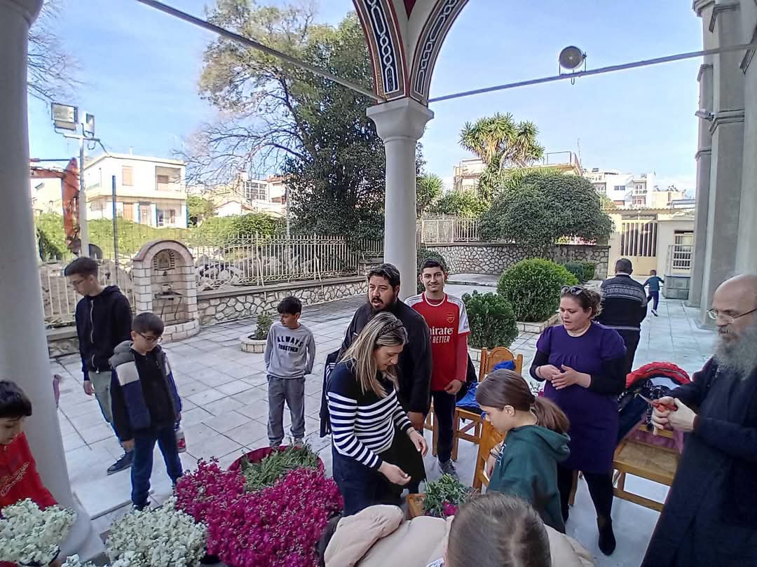 Τα παιδιά του κατηχητικού στους Ι.Ν. Παντοκράτορος και Αγίων Αναργύρων προετοίμασαν τα λουλούδια για Της Σταυροπροσκυνήσεως