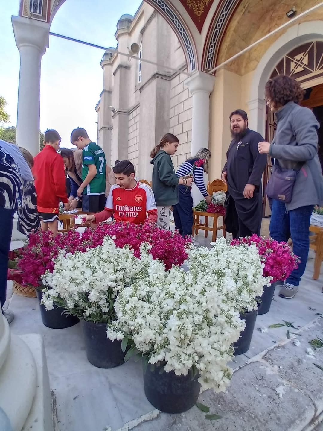 Τα παιδιά του κατηχητικού στους Ι.Ν. Παντοκράτορος και Αγίων Αναργύρων προετοίμασαν τα λουλούδια για Της Σταυροπροσκυνήσεως