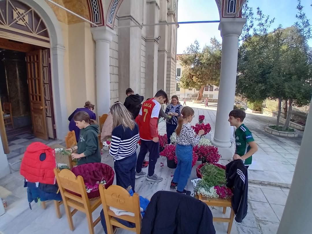 Τα παιδιά του κατηχητικού στους Ι.Ν. Παντοκράτορος και Αγίων Αναργύρων προετοίμασαν τα λουλούδια για Της Σταυροπροσκυνήσεως