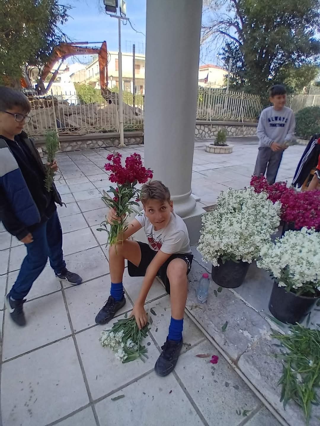 Τα παιδιά του κατηχητικού στους Ι.Ν. Παντοκράτορος και Αγίων Αναργύρων προετοίμασαν τα λουλούδια για Της Σταυροπροσκυνήσεως