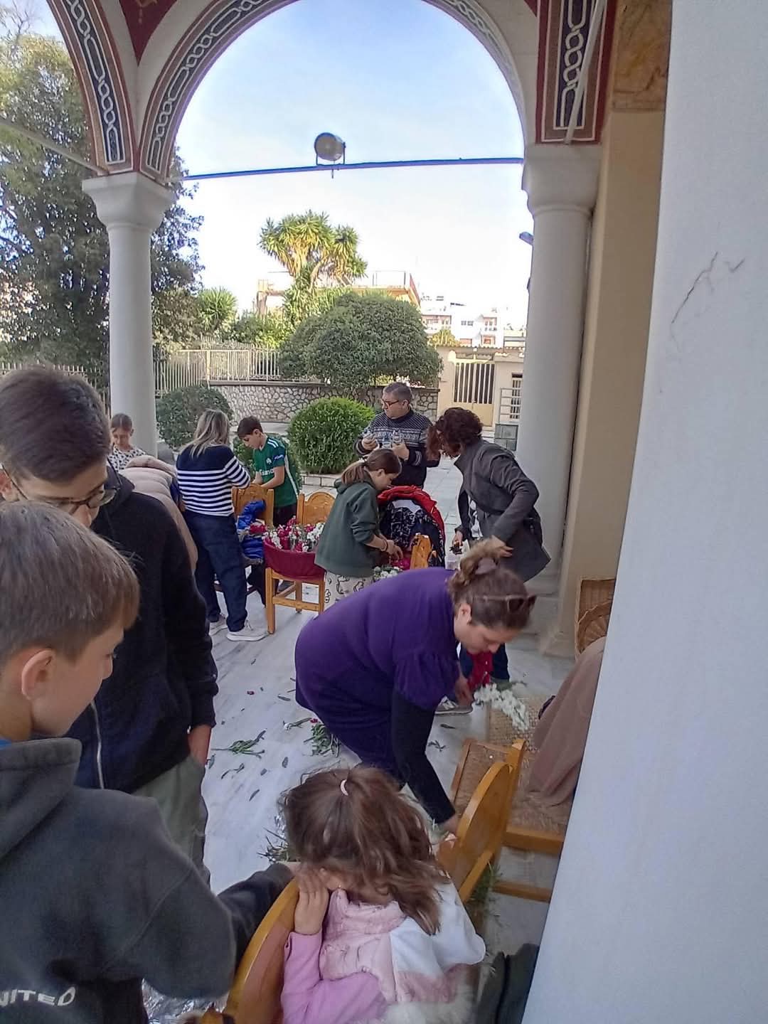Τα παιδιά του κατηχητικού στους Ι.Ν. Παντοκράτορος και Αγίων Αναργύρων προετοίμασαν τα λουλούδια για Της Σταυροπροσκυνήσεως