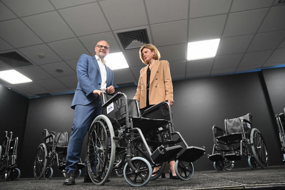 Ο Οργανισμός Λιμένος Πατρών δωρίζει 10 αμαξίδια για τη μεταφορά ασθενών στο Καραμανδάνειο Γενικό Νοσοκομείο Παίδων Πατρών