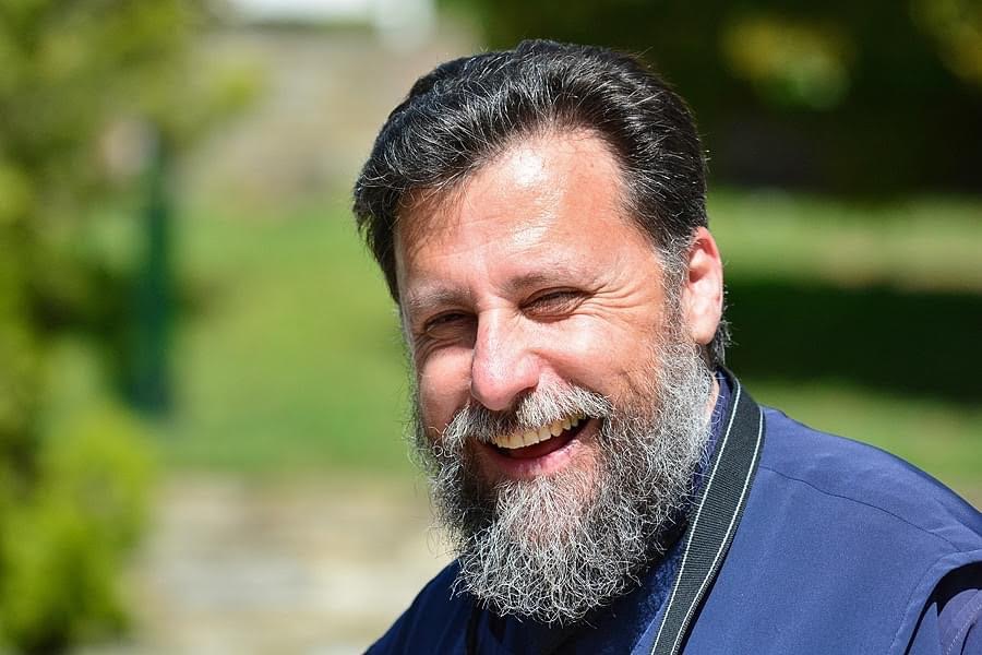 Παναγιώτη Καποδίστρια: “Μια ζωή σε Ονειροτροφείο” – Για πρώτη φορά μια ποιητική ανθολογία σε ελληνικά και αραβικά