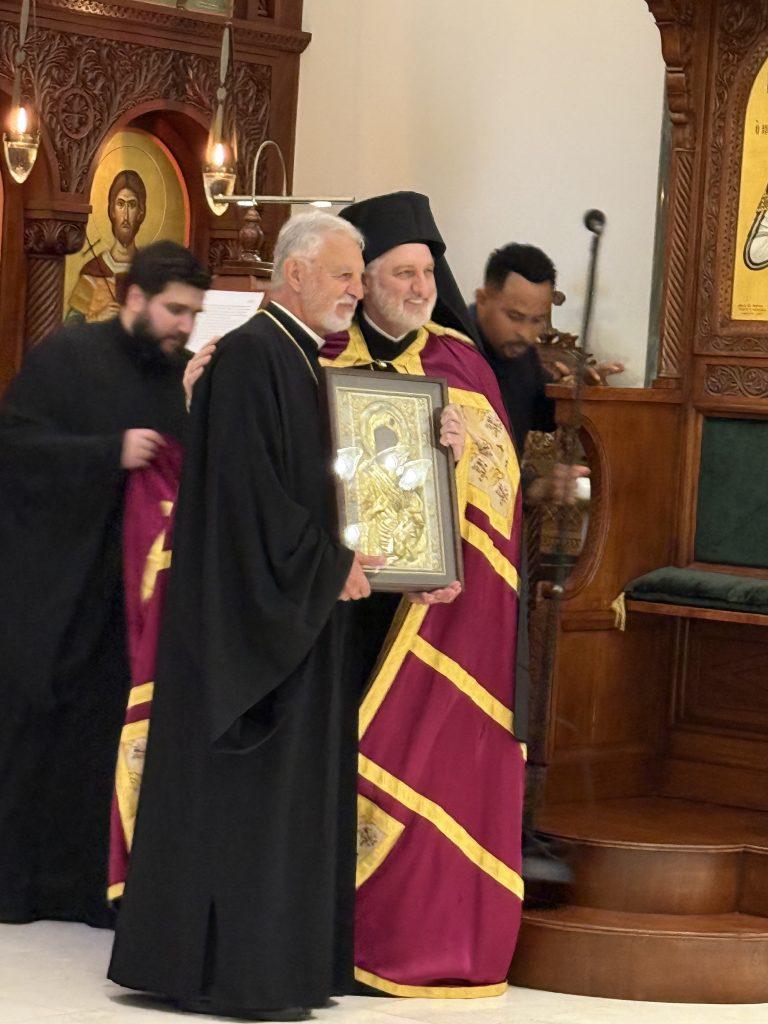 Ο Ελπιδοφόρος τίμησε τον πατέρα Αλέξανδρο Καρλούτσο για τα 80α του γενέθλια