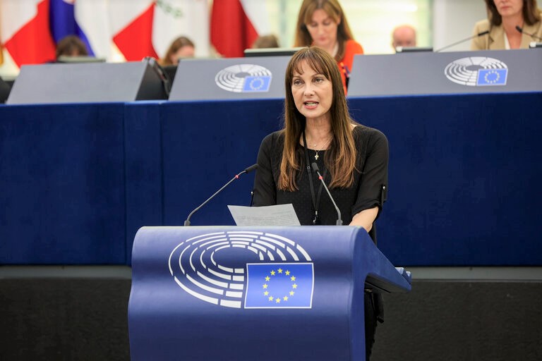 Κατηγορηματικό «όχι» της Έλενας Κουντουρά στην ευρωπαϊκή συμφωνία που θα επιτρέπει 17χρονοι να οδηγούν φορτηγά και 21χρονοι λεωφορεία