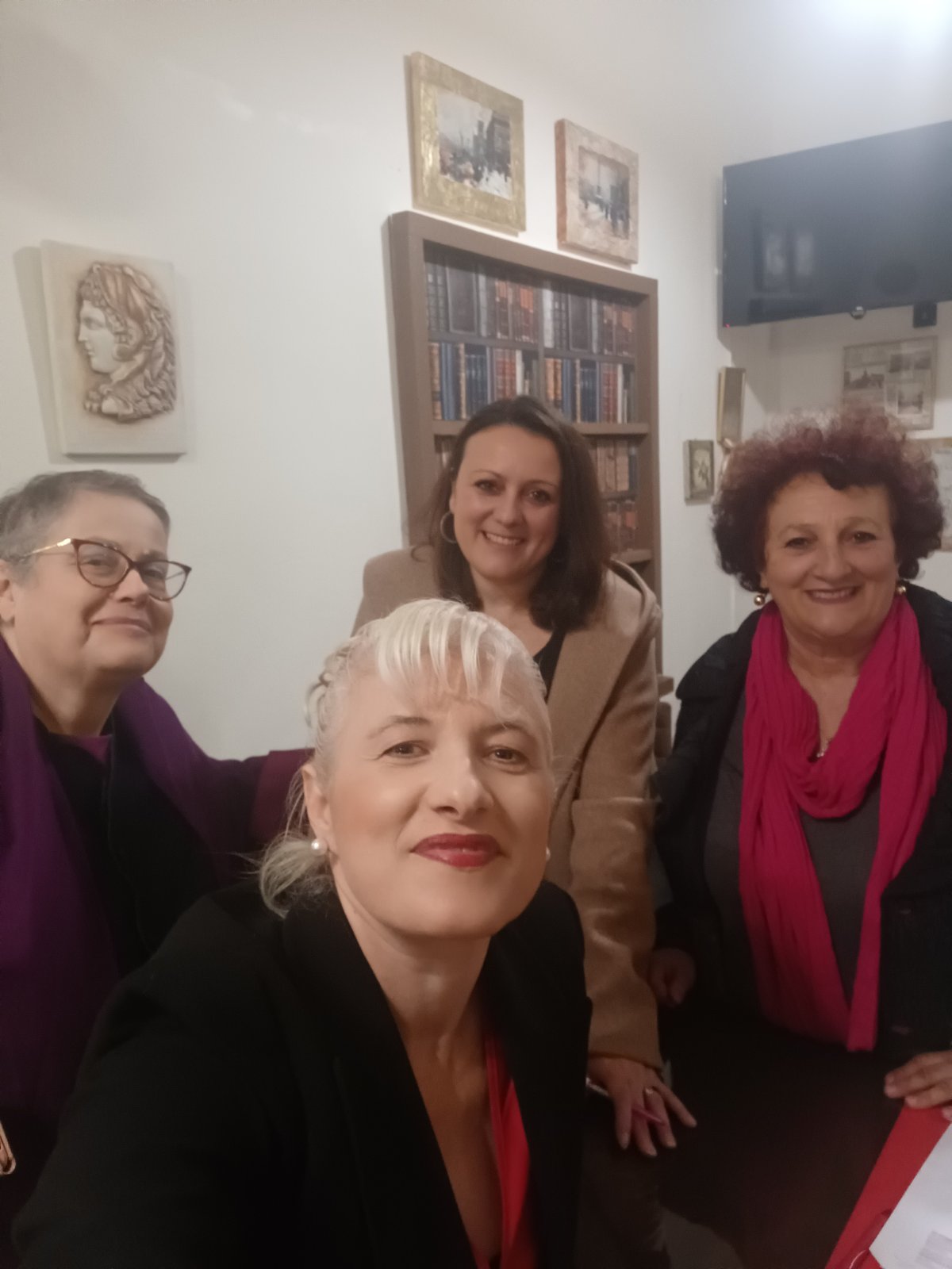 Η Ελευθερία  Στεργιόπουλου ραδιοφωνική παραγωγός και παρουσιάστρια δηλώνει στο «π» “Ευγνώμων”
