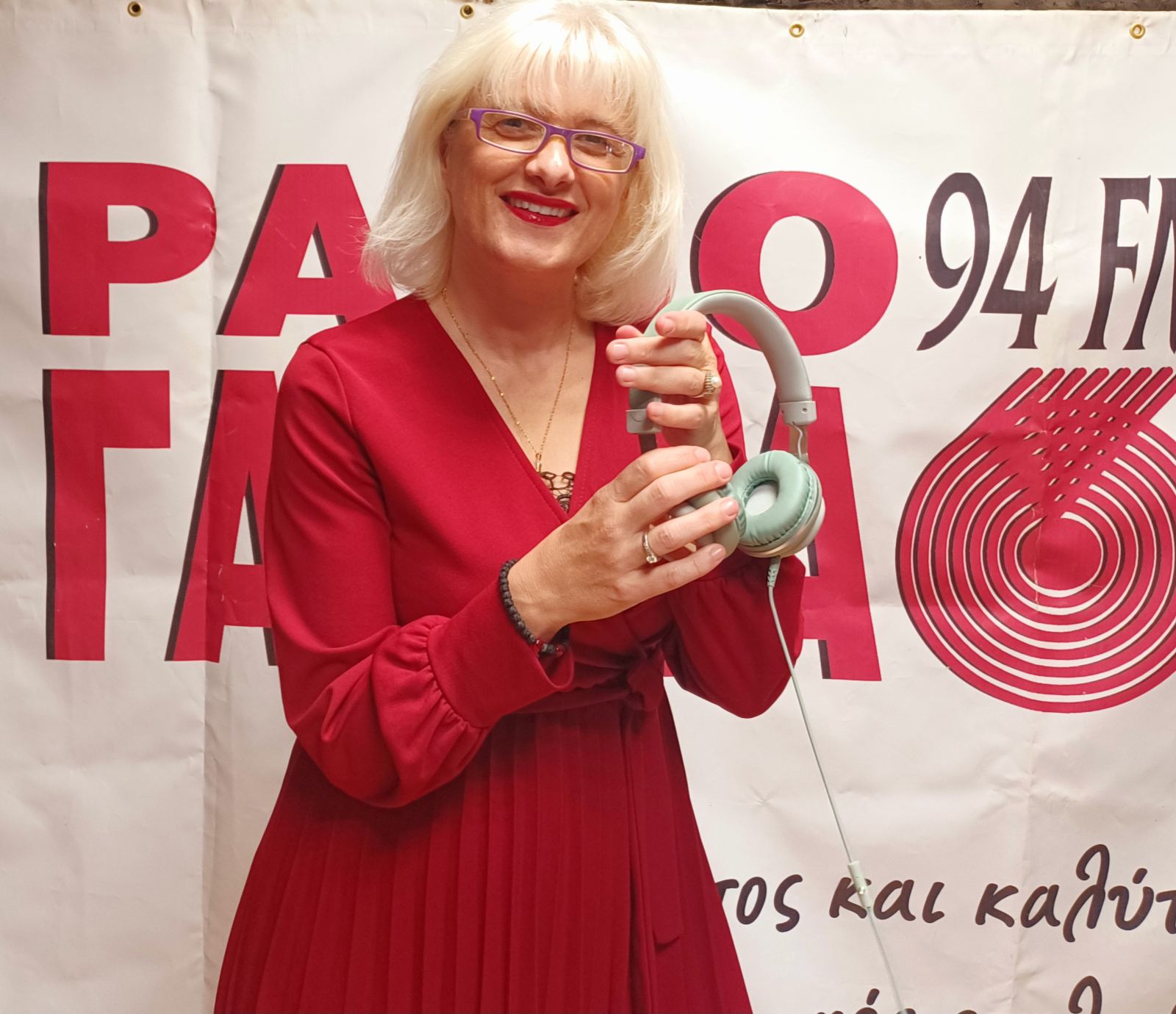 Η Ελευθερία  Στεργιόπουλου ραδιοφωνική παραγωγός και παρουσιάστρια δηλώνει στο «π» “Ευγνώμων”