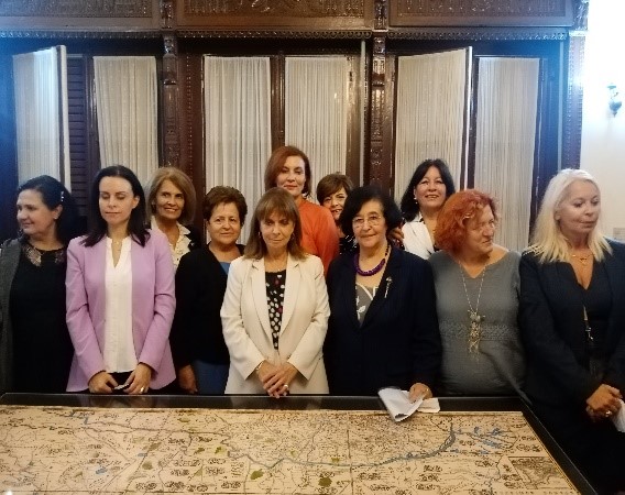 Η μεγάλη Ελληνίδα λαογράφος επί σειρά ετών Διευθύντρια του Κέντρου Λαογραφίας της Ακαδημίας Αθηνών Αικατερίνη Πολυμέρου-Καμηλάκη   μιλάει στο “π”