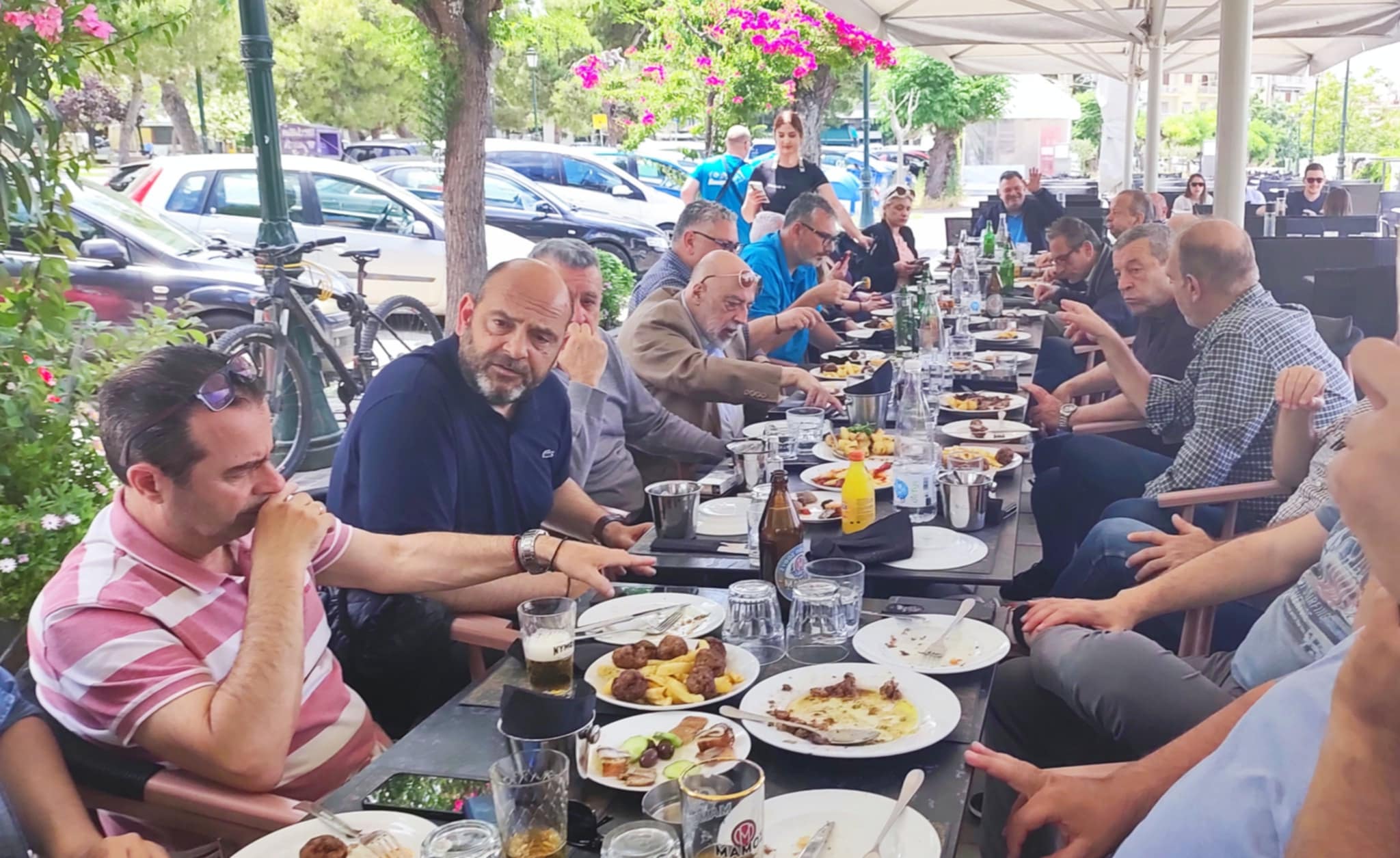 Μεσημεριανό ούζο με ουσία: Ο Ιάσων Φωτήλας συνάντησε τους δημοσιογράφους της Πάτρας στα Ψηλά Αλώνια