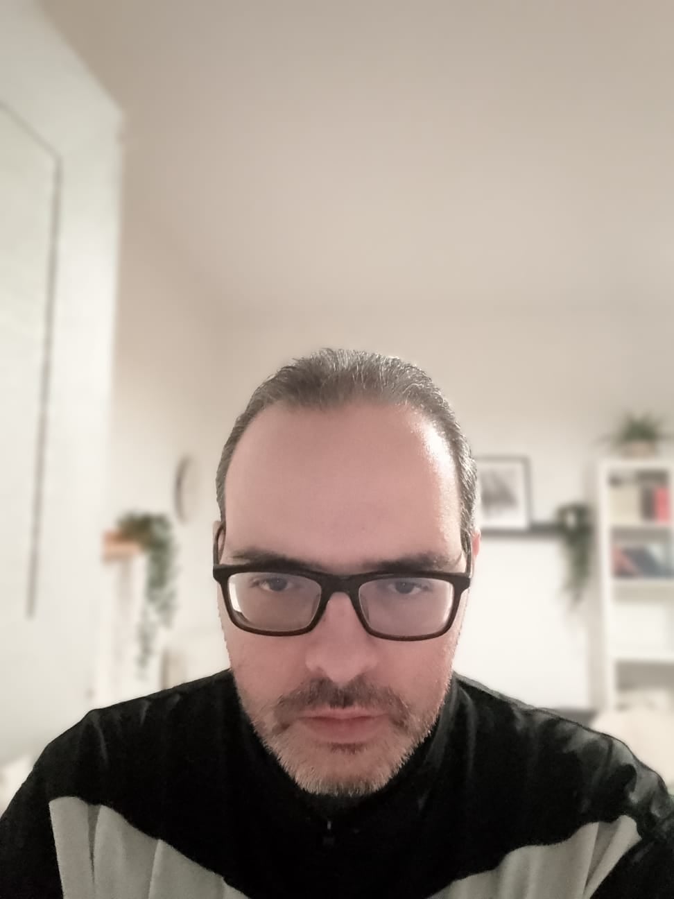 Ivan Pozzoni Ιταλός ποιητής στο π:  «Η ποίηση είναι επιχείρηση αντιστάσεων.»