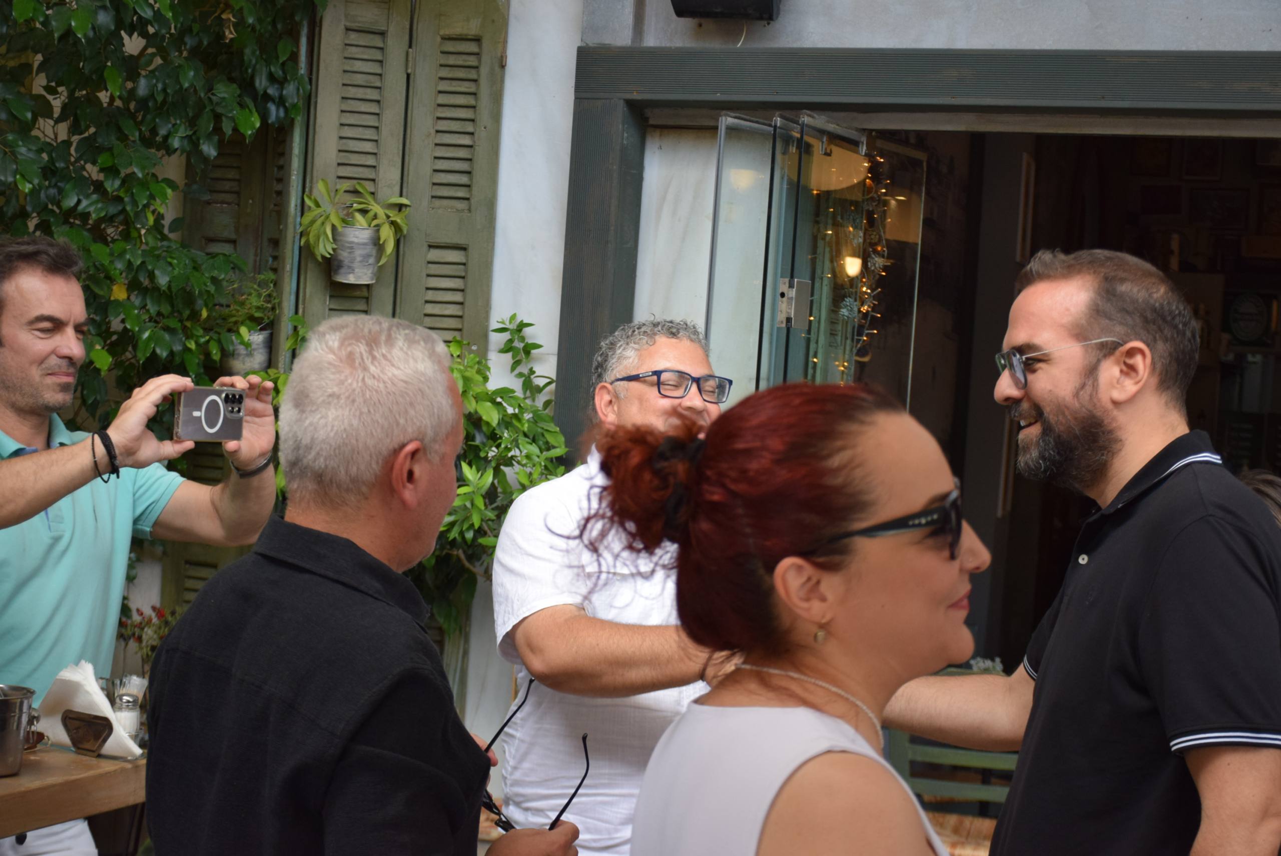 Ο Περιφερειάρχης της ΠΔΕ Νεκτάριος Φαρμάκης σε ρόλο οικοδεσπότη προσέφερε  «Μεζέδες, διάλογο και… μεγάλα νέα»