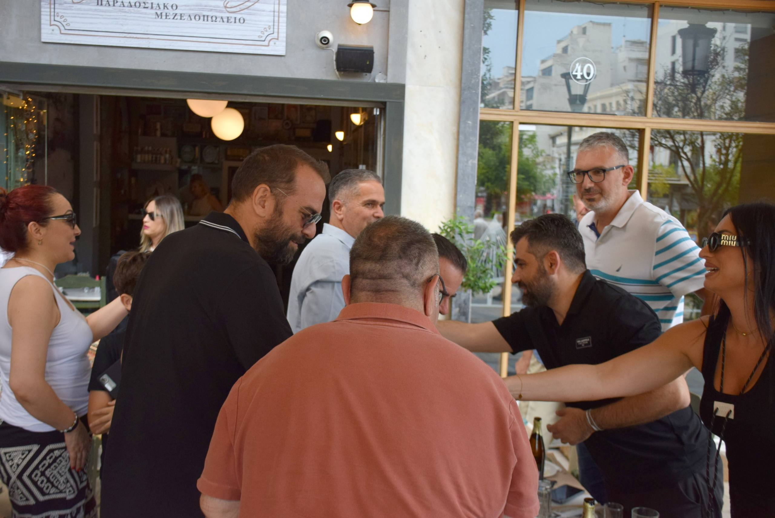 Ο Περιφερειάρχης της ΠΔΕ Νεκτάριος Φαρμάκης σε ρόλο οικοδεσπότη προσέφερε  «Μεζέδες, διάλογο και… μεγάλα νέα»