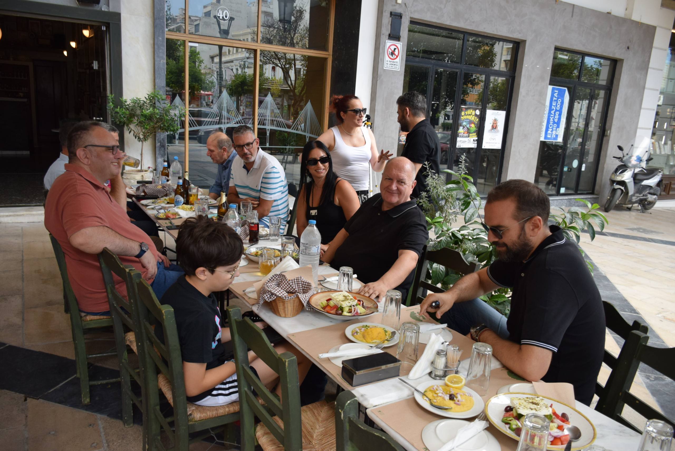 Ο Περιφερειάρχης της ΠΔΕ Νεκτάριος Φαρμάκης σε ρόλο οικοδεσπότη προσέφερε  «Μεζέδες, διάλογο και… μεγάλα νέα»