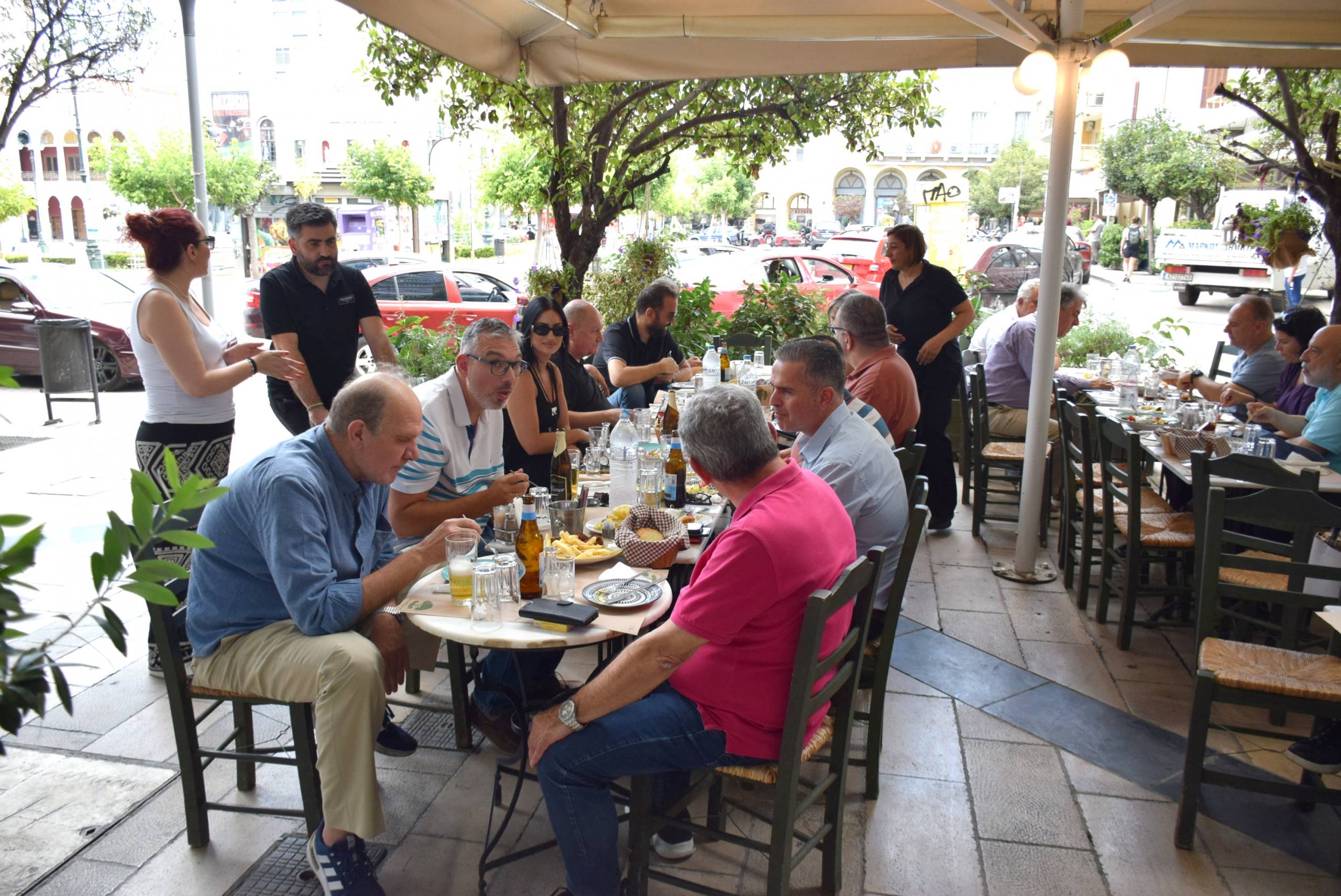 Ο Περιφερειάρχης της ΠΔΕ Νεκτάριος Φαρμάκης σε ρόλο οικοδεσπότη προσέφερε  «Μεζέδες, διάλογο και… μεγάλα νέα»