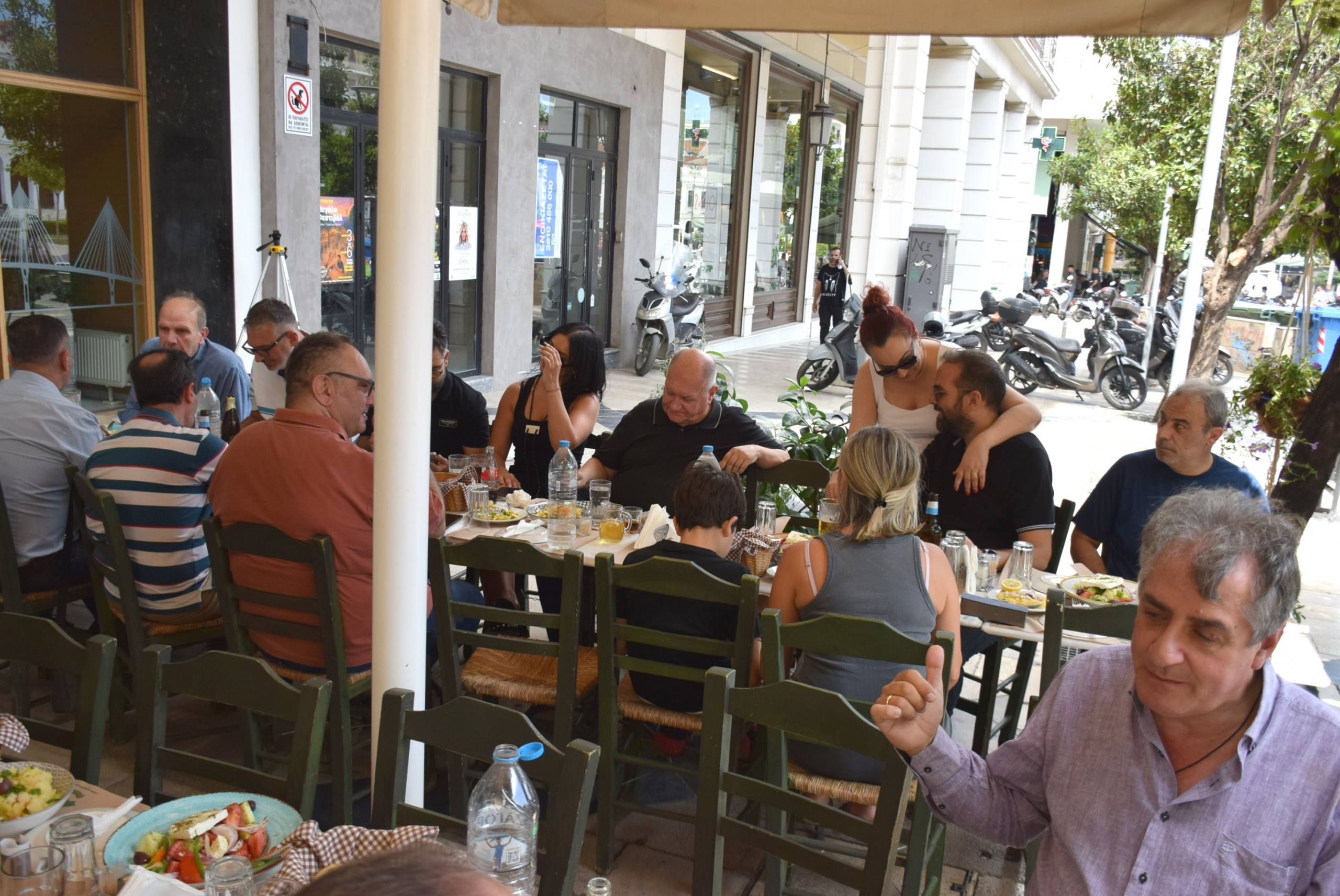 Ο Περιφερειάρχης της ΠΔΕ Νεκτάριος Φαρμάκης σε ρόλο οικοδεσπότη προσέφερε  «Μεζέδες, διάλογο και… μεγάλα νέα»
