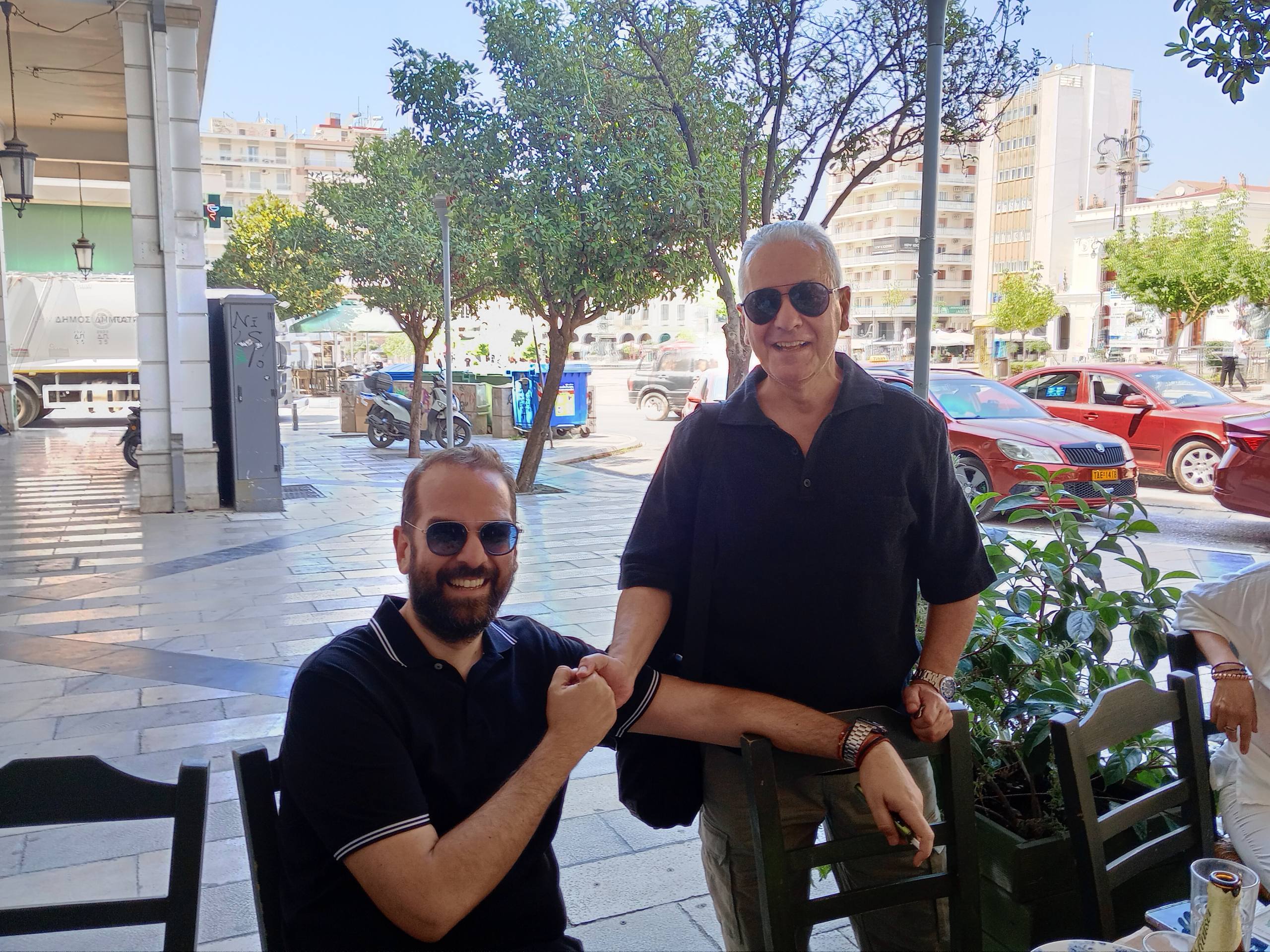 Ο Περιφερειάρχης της ΠΔΕ Νεκτάριος Φαρμάκης σε ρόλο οικοδεσπότη προσέφερε  «Μεζέδες, διάλογο και… μεγάλα νέα»