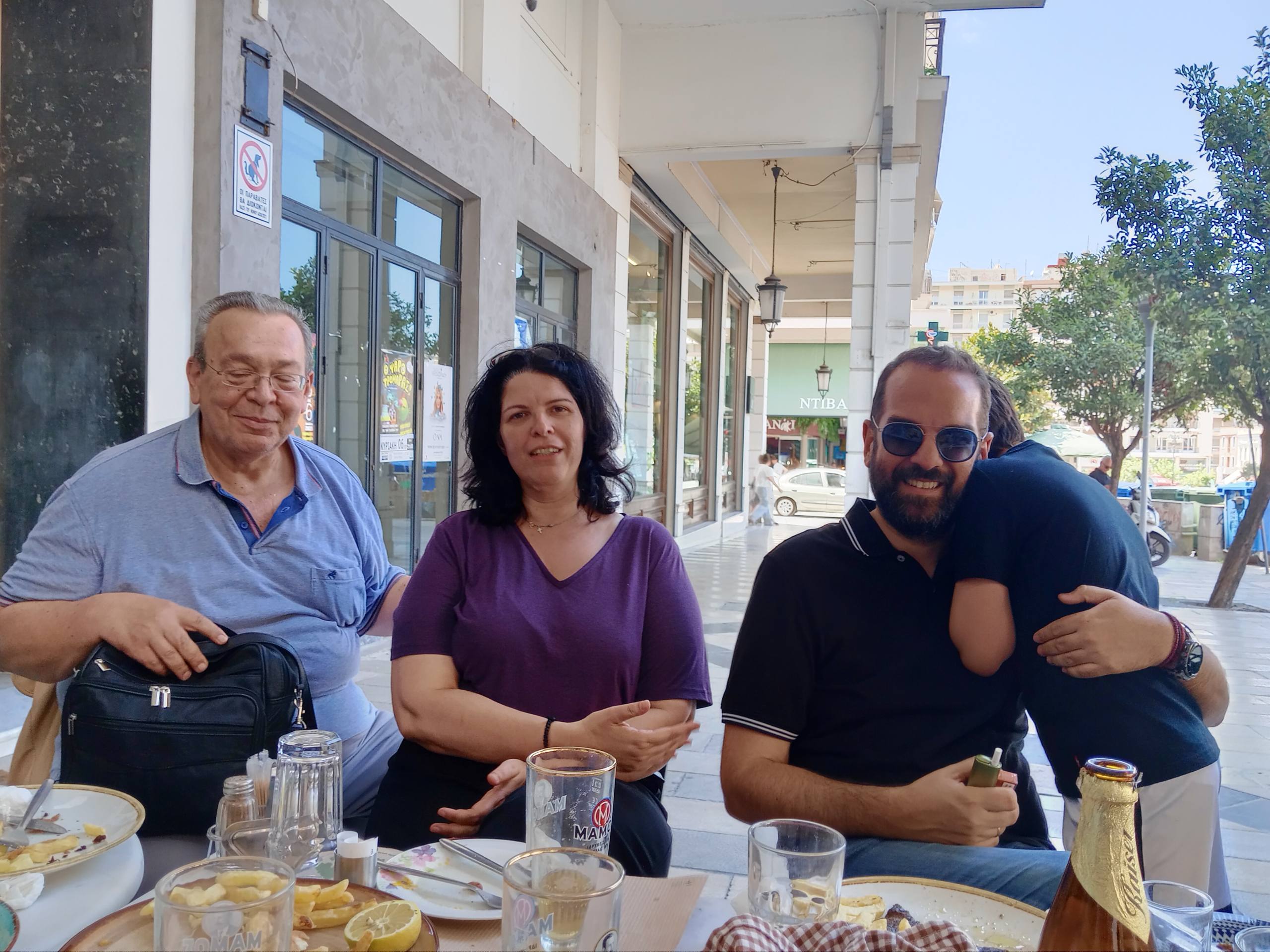 Ο Περιφερειάρχης της ΠΔΕ Νεκτάριος Φαρμάκης σε ρόλο οικοδεσπότη προσέφερε  «Μεζέδες, διάλογο και… μεγάλα νέα»