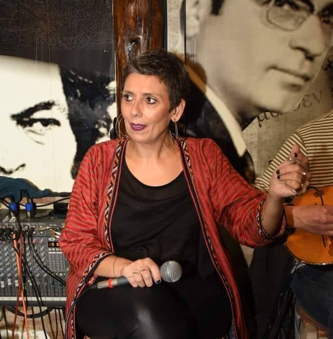 «Η Βιβή Αποστολάτου, η  φωνή που κρατά ζωντανό το ρεμπέτικο, μιλά στο ¨π¨»