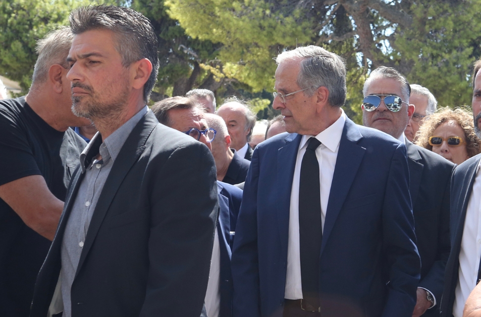 «Σιωπηλή παρουσία, δυνατή συμπαράσταση από τον Αχαιό πολιτικό Νίκο Νικολόπουλο στον Αντώνη Σαμαρά»