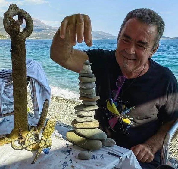 Ελισσαίος Βγενόπουλος: “Ντίνος Βγενόπουλος – στη μνήμη του αδελφού μου.”
