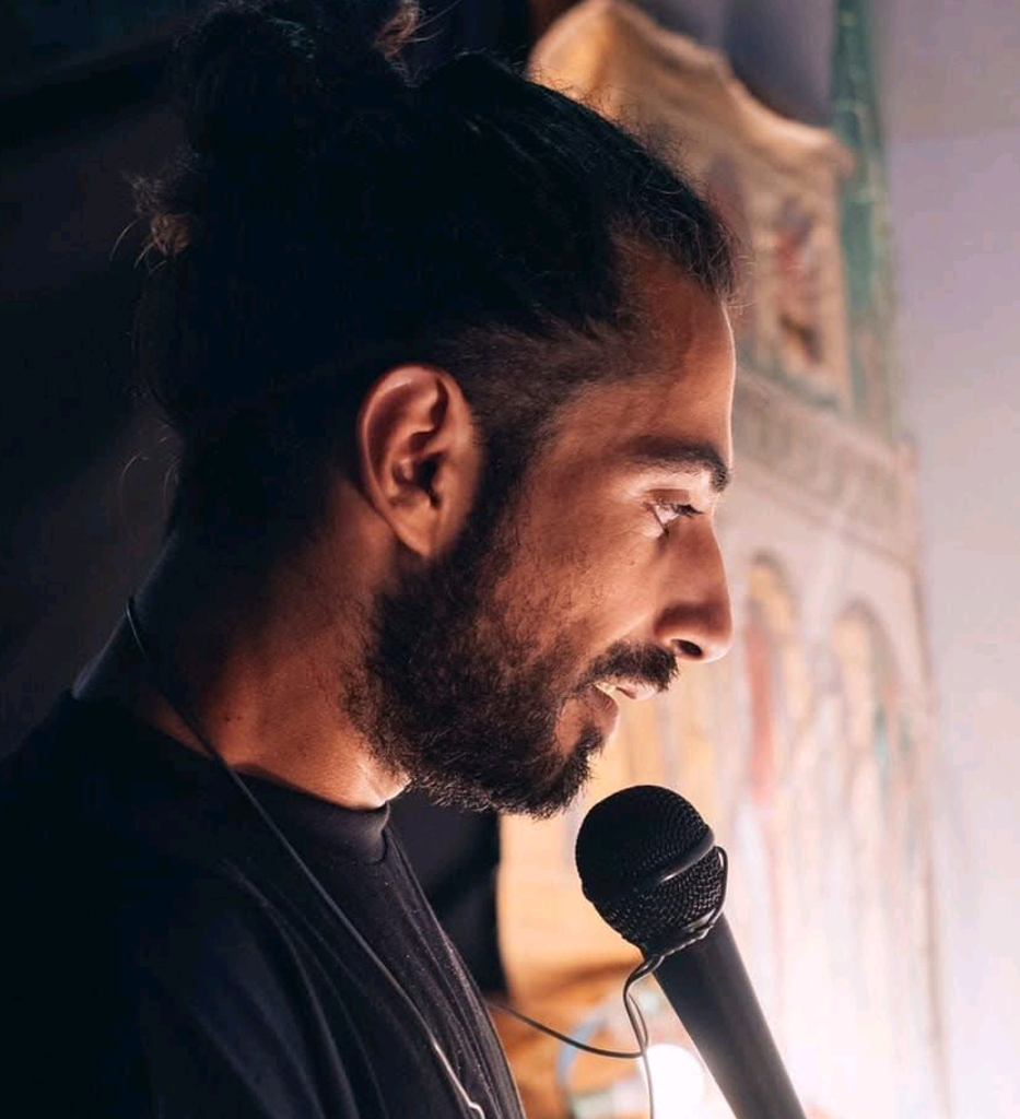 “Ο Καραγκιόζης μεγαλώνει και σκοτεινιάζει”. Ο Μπάμπης Μακρής μιλά στο “π”