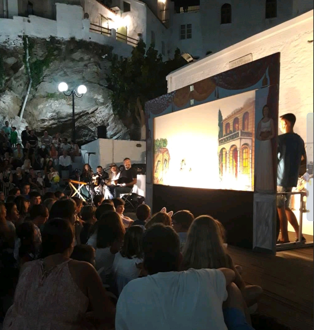 “Ο Καραγκιόζης μεγαλώνει και σκοτεινιάζει”. Ο Μπάμπης Μακρής μιλά στο “π”