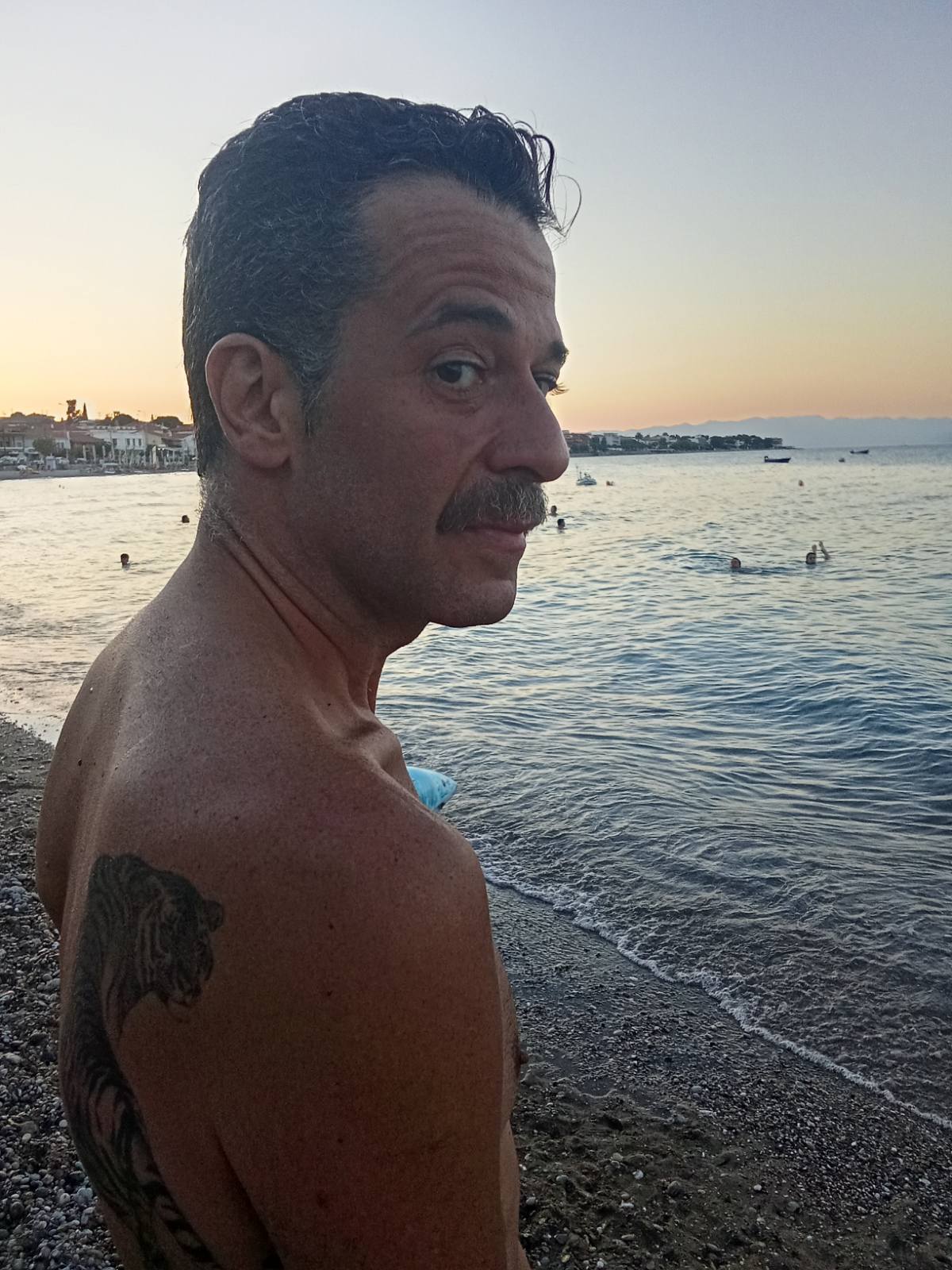 Γιώργος Κοντοπόδης μιλά στο “π” για το  «Family Secrets» – Εκεί που οι σιωπές μιλούν