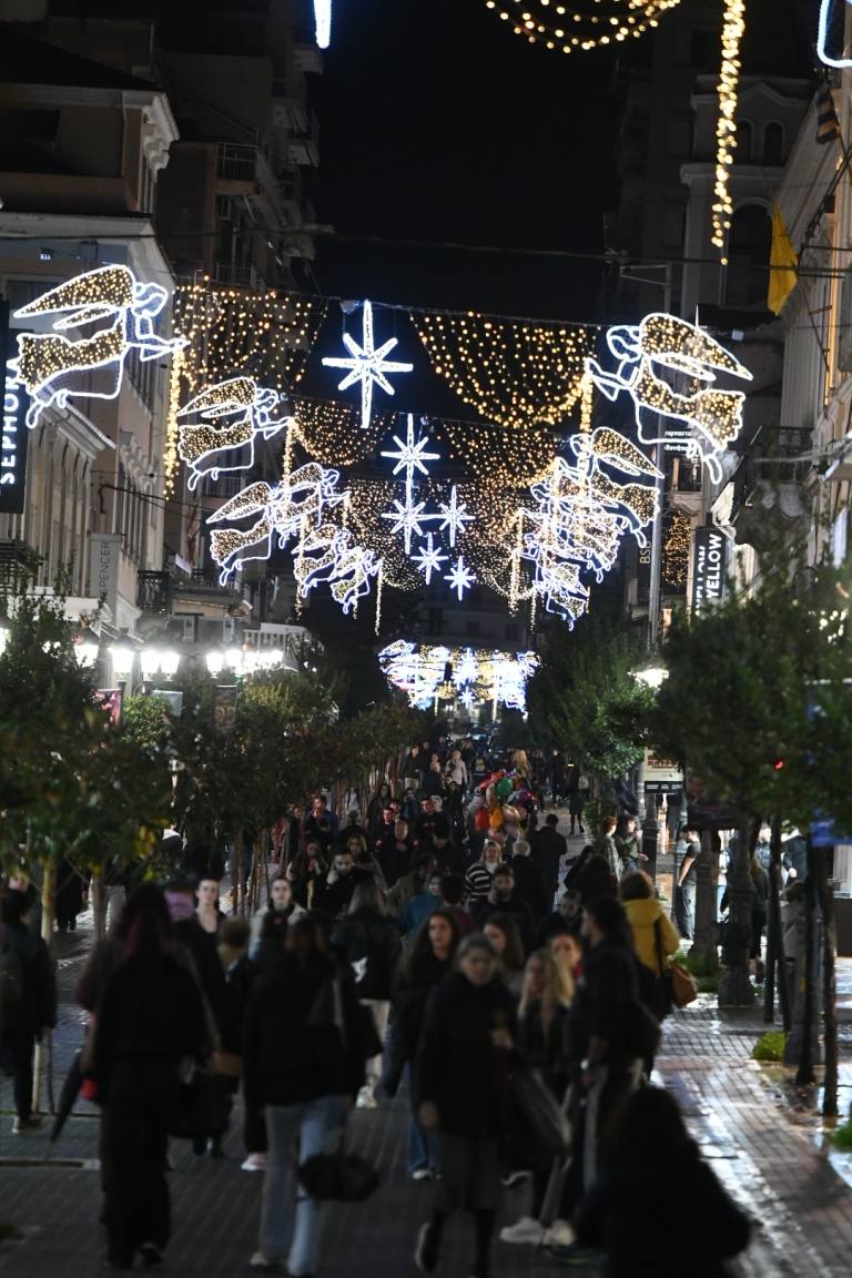 Άναψε ο Χριστουγεννιάτικος φωτεινός διάκοσμος της Πάτρας