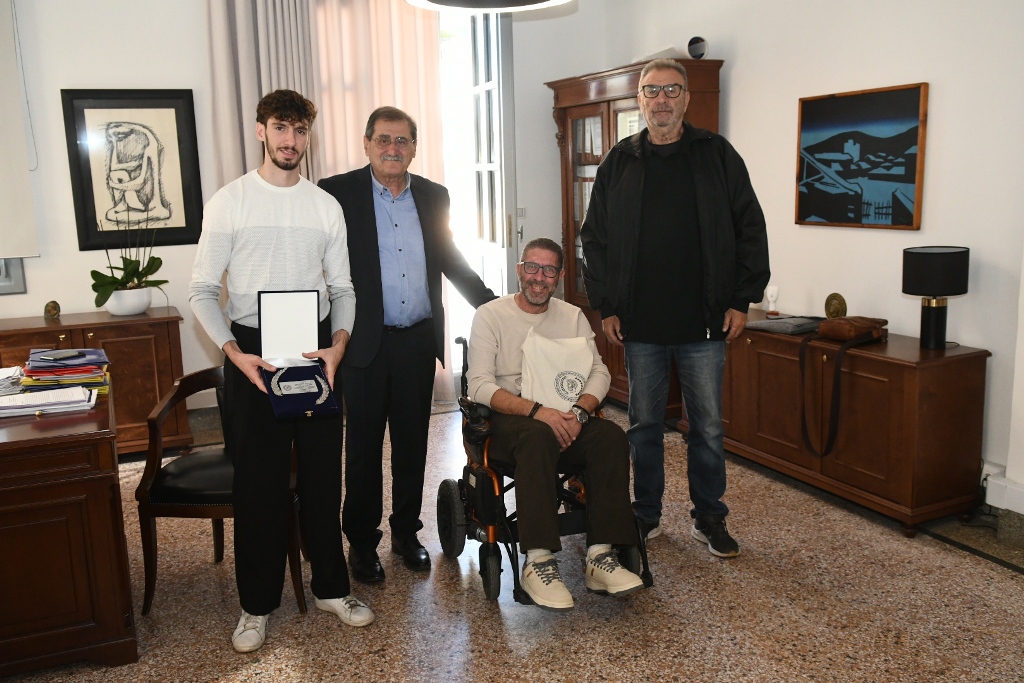 Τον Αλέξανδρο Σκούρτη, αθλητή της Ολυμπιάδας Πατρών, υποδέχθηκε στο Δημαρχείο ο Δήμαρχος Πατρέων