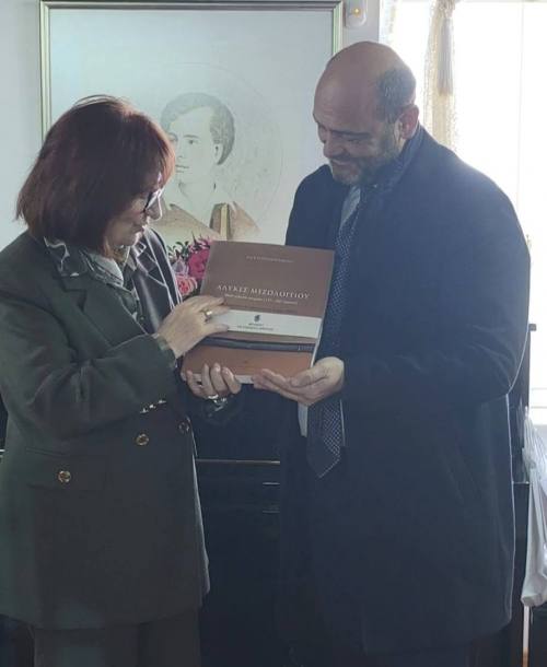 Με ιδιαίτερα συγκίνηση και χαρά πραγματοποιήθηκαν τα εγκαίνια της έκθεσης δύο αυθεντικών κειμηλίων από τη Βυρωνική Εταιρεία Ιεράς Πόλεως Μεσολογγίου