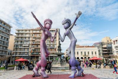 Δεσπόζει στην πλατεία Γεωργίου Α΄ η γιγάντια καρναβαλική σύνθεση  της Καρναβαλικής Ακαδημίας και της ΚΕΔΗΠ-Καρναβάλι Πάτρας