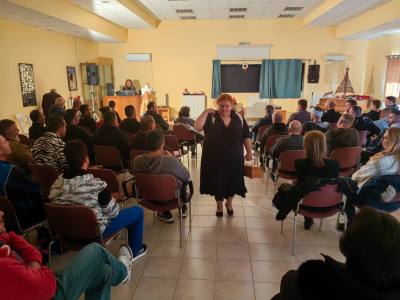 Συλλογή πραγμάτων και ρούχων για το Κέντρο Απεξάρτησης Τοξικομανών Κρατουμένων Ελεώνα Θήβας στο Θέατρο εν Αθήναις