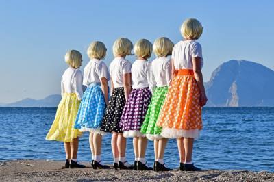 Ξανθό, τακούνια και πανιά: Οι ΣΦήγΚΕΣ επιστρέφουν!- Το σημείωμα της σκηνοθέτη για το «Μερικοί το προτιμούν… Ξανθό».
