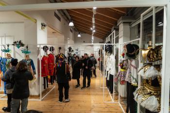 Εγκαινιάζεται την Πέμπτη 5 Φεβρουαρίου στην Αγορά Αργύρη η έκθεση στολών των πληρωμάτων του Πατρινού Καρναβαλιού 2026