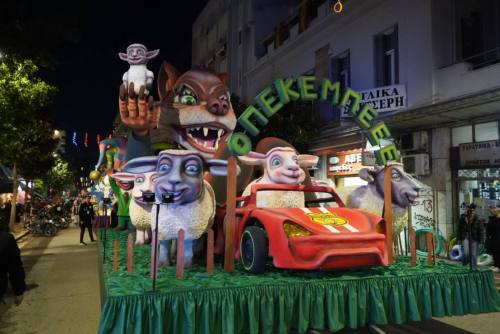 Πλημμύρισε κόσμο το κέντρο της Πάτρας για την φαντασμαγορική κάθοδο των αρμάτων