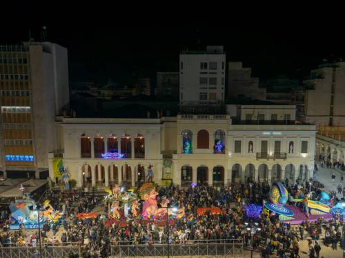Πλημμύρισε κόσμο το κέντρο της Πάτρας για την φαντασμαγορική κάθοδο των αρμάτων