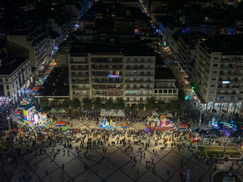 Πλημμύρισε κόσμο το κέντρο της Πάτρας για την φαντασμαγορική κάθοδο των αρμάτων