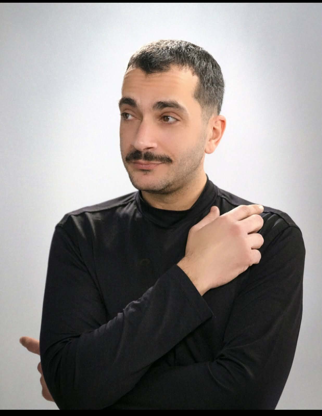 «Χειροκροτήματα για μια αιώνια μουσική: Ο Δημήτρης Κίκλης στο “π” αποκαλύπτει τον Αττίκ»