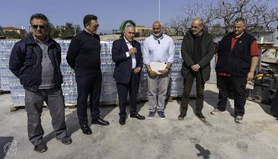 Μεγάλη δωρεά του ΕΕΑ σε εμφιαλωμένα νερά στη δοκιμαζόμενη Αίγινα – Η παράδοση έγινε από τον Γ. Χατζηθεοδοσίου