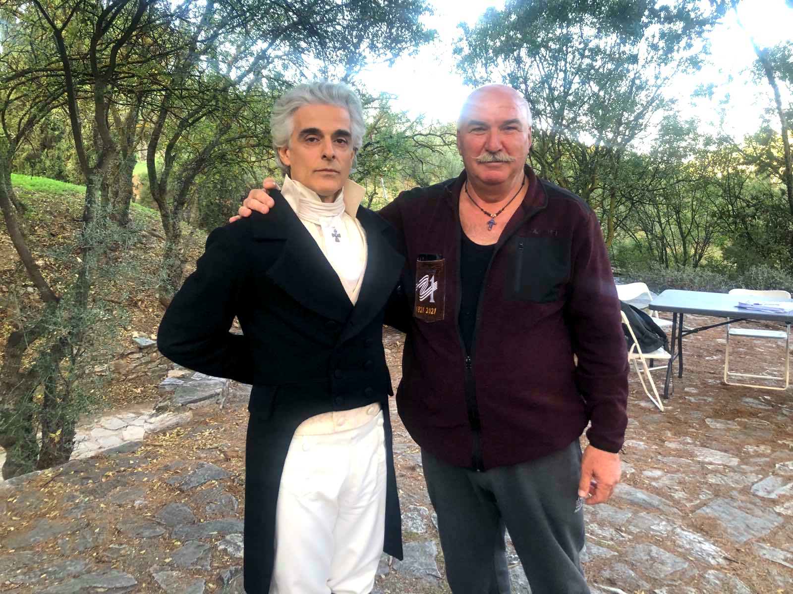 Ο ελληνοράφτης  Νίκος Πλακίδας με των Αγγέλων φορεσιές στο νόστο μιλά στο «π»