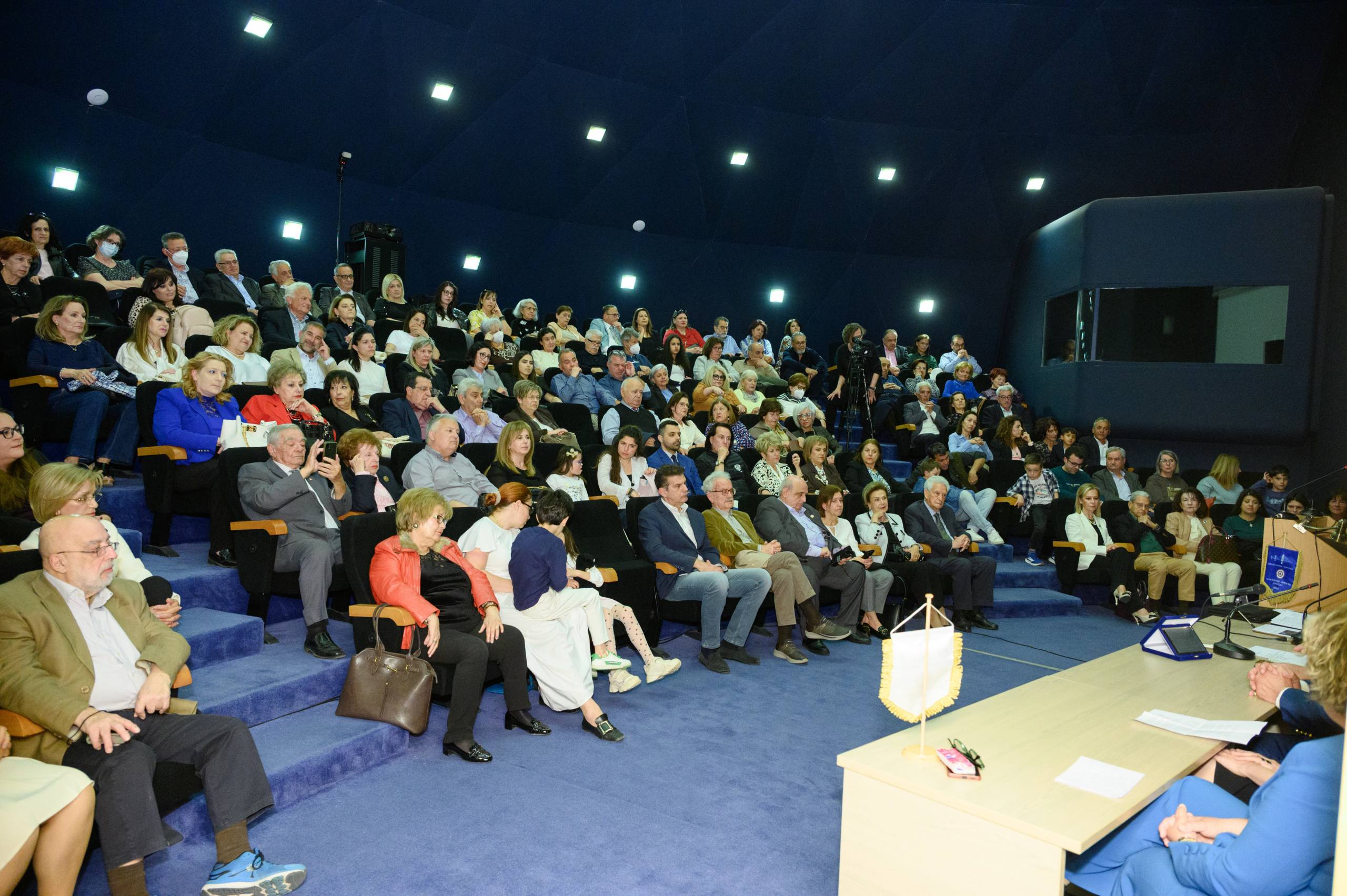Η Πάτρα υποκλίθηκε στον “γιατρό των φτωχών” Αυξέντιο Καλαγκό!