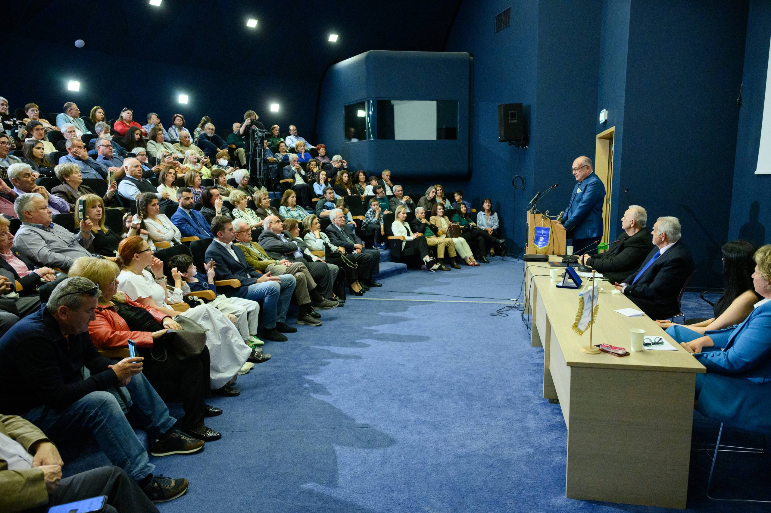 Η Πάτρα υποκλίθηκε στον “γιατρό των φτωχών” Αυξέντιο Καλαγκό!