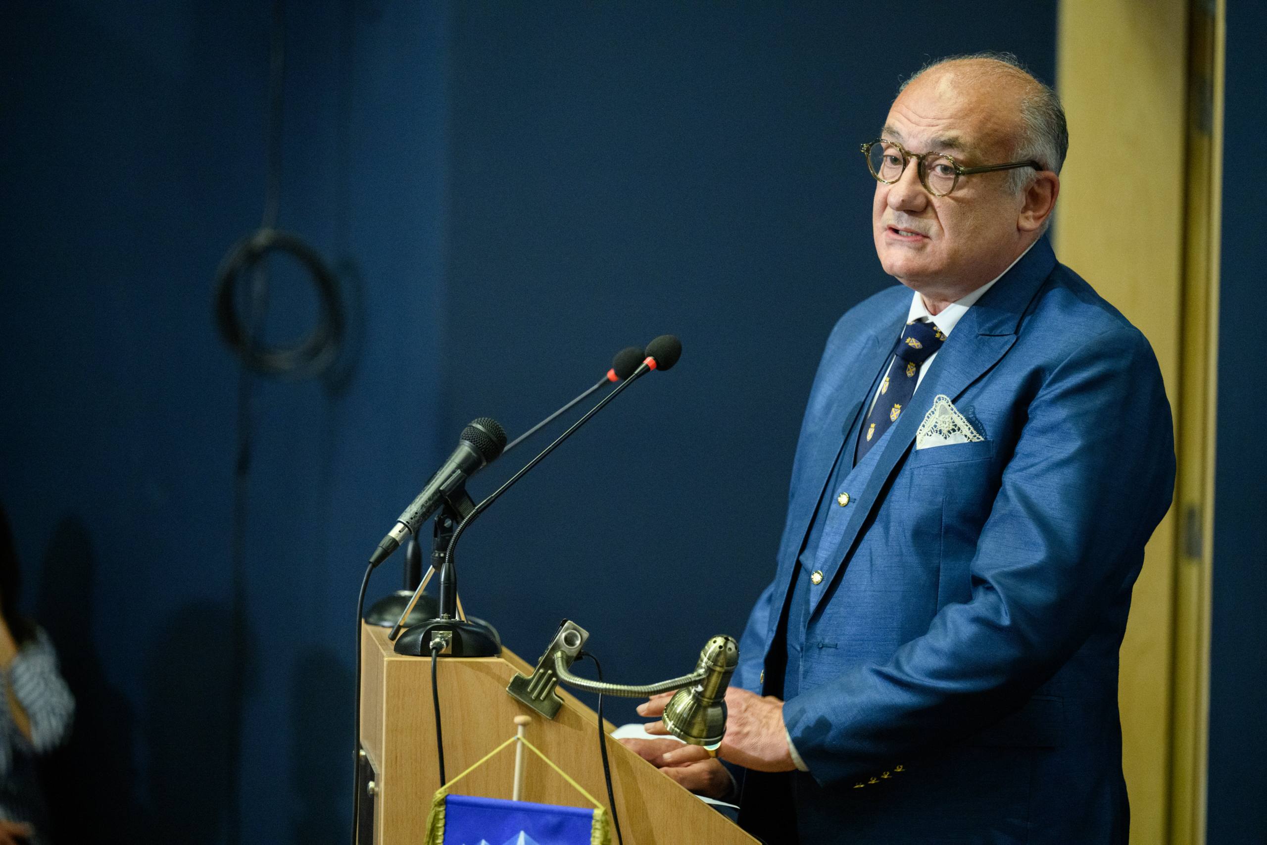 Η Πάτρα υποκλίθηκε στον “γιατρό των φτωχών” Αυξέντιο Καλαγκό!