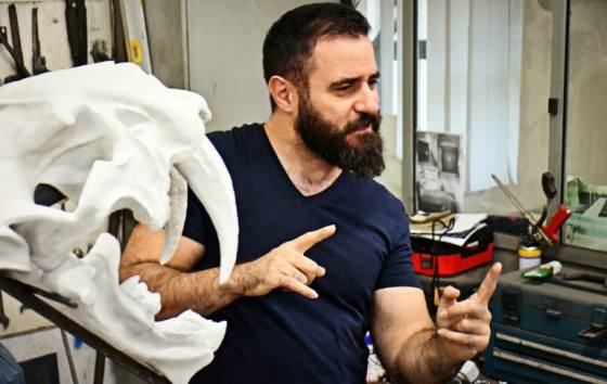 Συνάντηση ψυχής και τέχνης, ο Κωνσταντίνος Φάης ανοίγει τον κόσμο του στη Βίκυ Μπαϊρακτάρη και στο “π”.