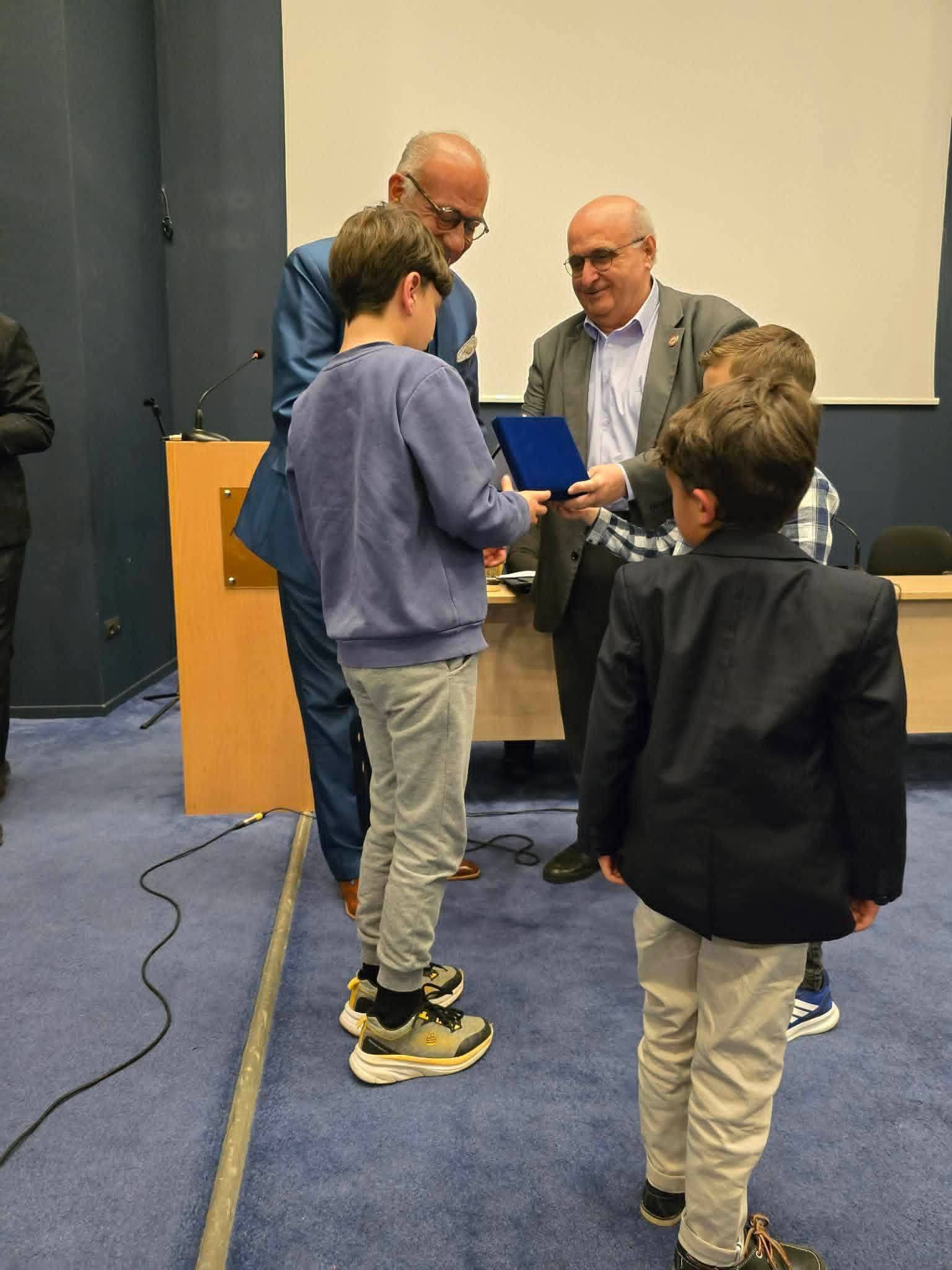 Η Πάτρα υποκλίθηκε στον “γιατρό των φτωχών” Αυξέντιο Καλαγκό!