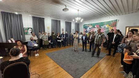 Το Κέντρο Λόγου και Τέχνης «Διέξοδος» εγκαινίασε το Σάββατο 23 Μαΐου 2026 τη νέα ατομική έκθεση ζωγραφικής και γλυπτικής της εικαστικού Μάρως Ζαχαρογιάννη με τον τίτλο «Ιδέα Μύθου»