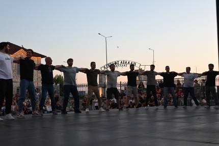 Με μια εκδήλωση γεμάτη κέφι, ζωντάνια και φρεσκάδα εκδήλωση ολοκληρώθηκαν οι δράσεις του Χορευτικού Τμήματος του Δήμου Πατρέων