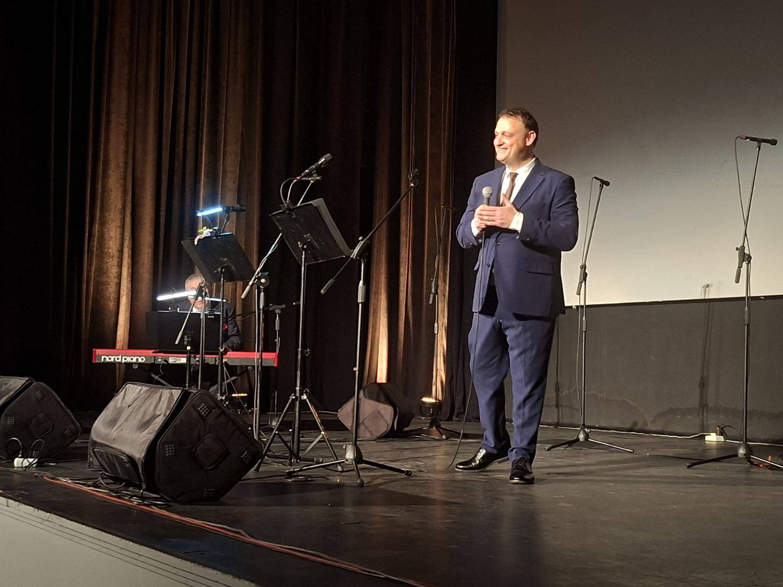 «Βούλιαξε» το ROYAL από συγκίνηση – Οι «Τρεις Τενόροι του Μεσοπολέμου» χάρισαν στην Πάτρα μία βραδιά που θα μείνει αξέχαστη